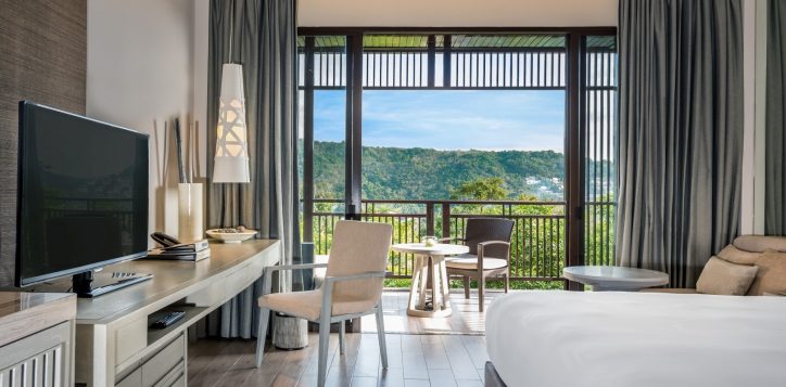 deluxe-room_bedroom-balcony-2